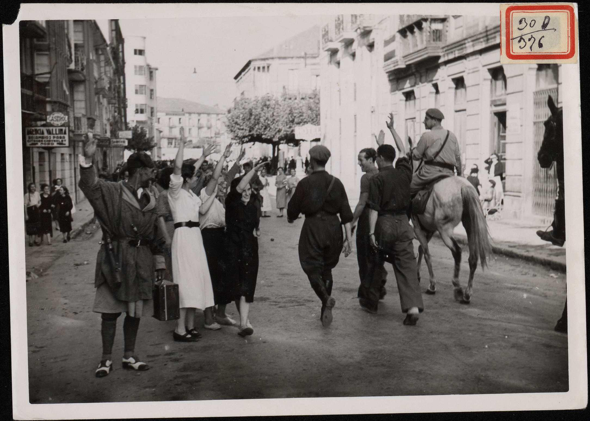 "Muchachas de Torrelavega dando vivas a Franco". 24 de agosto de 1937.