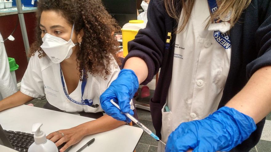 Personal sanitario en la campaña de vacunación contra la COVID-19. Foto: GOBIERNO DE CANARIAS