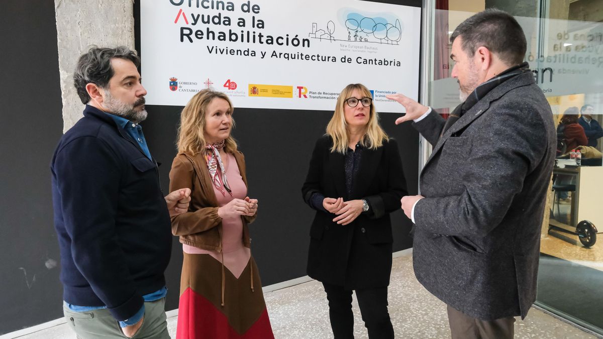 La consejera de Empleo y Políticas Sociales, Eugenia Gómez de Diego, inaugura la primera Oficina de Rehabilitación, ubicada en el  Espacio Ricardo Lorenzo del Colegio de Arquitectos, en la calle Los Aguayos de Santander