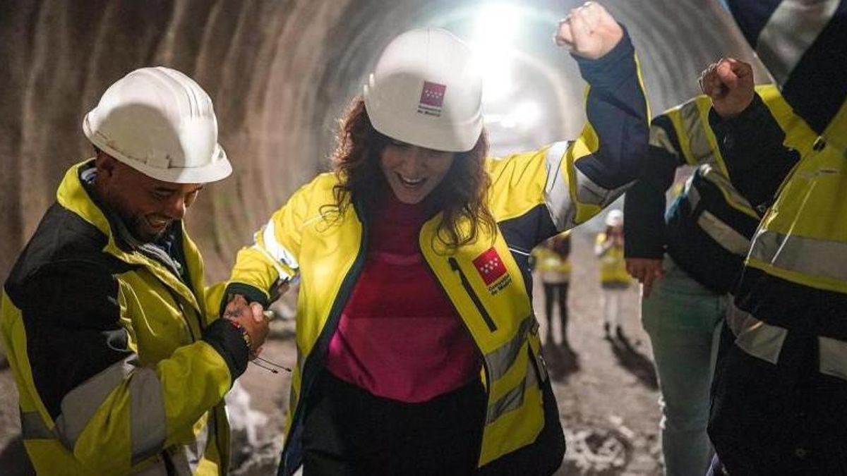 La presidenta de la Comunidad de Madrid, Isabel Díaz Ayuso, en su visita a unas obras de Metro.