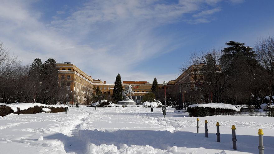 Vista del Campus de Medicina de la Universidad Complutense sin alumnos y totalmente cubierta de nieve este lunes. La Comunidad de Madrid se abre paso poco a poco tras el paso del temporal Filomena con la mayor parte de las calles y carreteras aún blancas y con hielo, sin autobuses, sin clases y con las recomendaciones de teletrabajar y de que los ciudadanos no salgan de casa. EFE/Ballesteros
