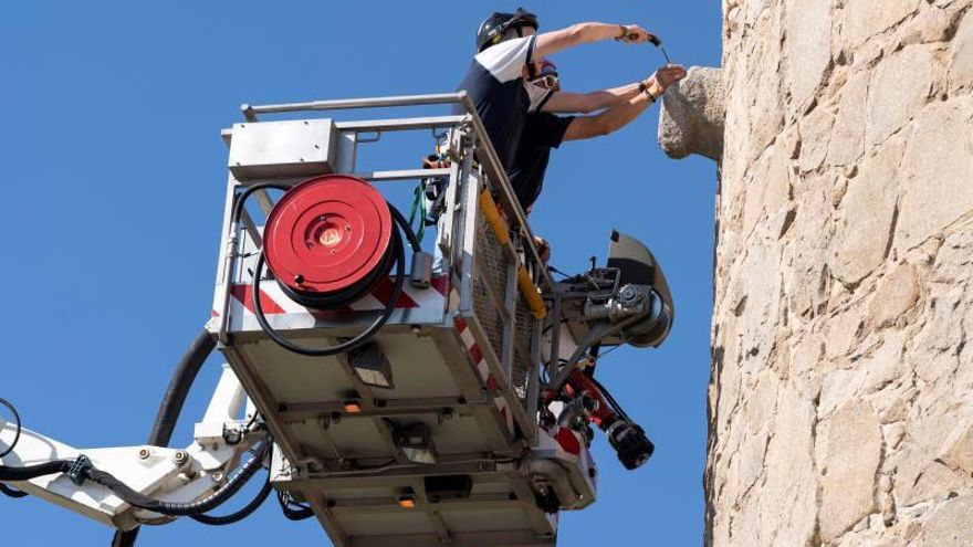 El Ayuntamiento de Ávila recoge varias muestras de los verracos de la muralla para analizar su origen y estudiar su procedencia, de manera que se conozca si son de las canteras propias de Ávila o de otro lugar.
