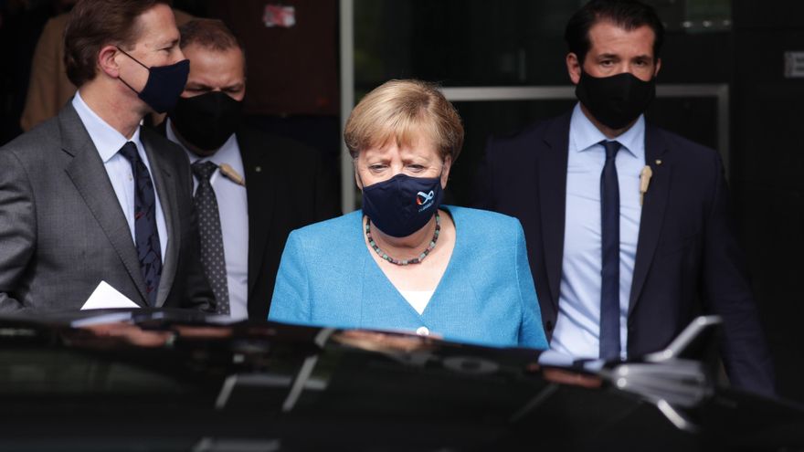 La canciller alemana, Angela Merkel, afirmó hoy que la evolución de la pandemia obliga constantemente a las autoridades a adaptar sus medidas para contenerla, al tiempo que reconoció que el riesgo que iba a representar el regreso de viajeros de determinadas zonas quizás no se calibró del todo bien. EFE/EPA/HAYOUNG JEON