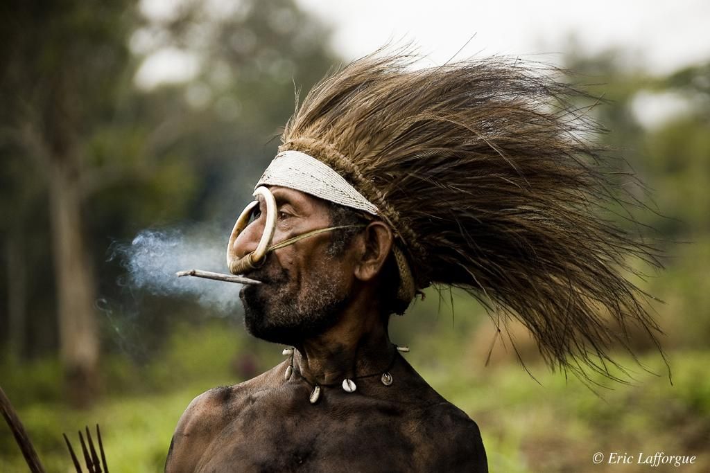 Cuando a los pueblos indígenas y tribales se los arranca de las tierras que inspiran sus canciones, sus bailes, sus mitos y sus memorias, la consecuencia habitual es la depresión profunda. Esas son las piedras de toque creativas mediante las que se identifican: los rituales representan una miríada de imaginativas formas de interpretar la vida. Sin sus hogares, el tejido de su identidad se desmorona. Fotografía: ©Eric Lafforgue / Survival International