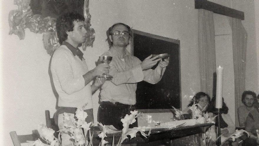 El sacerdote Francisco Aguilera (con gafas), en una homilía en los años setenta