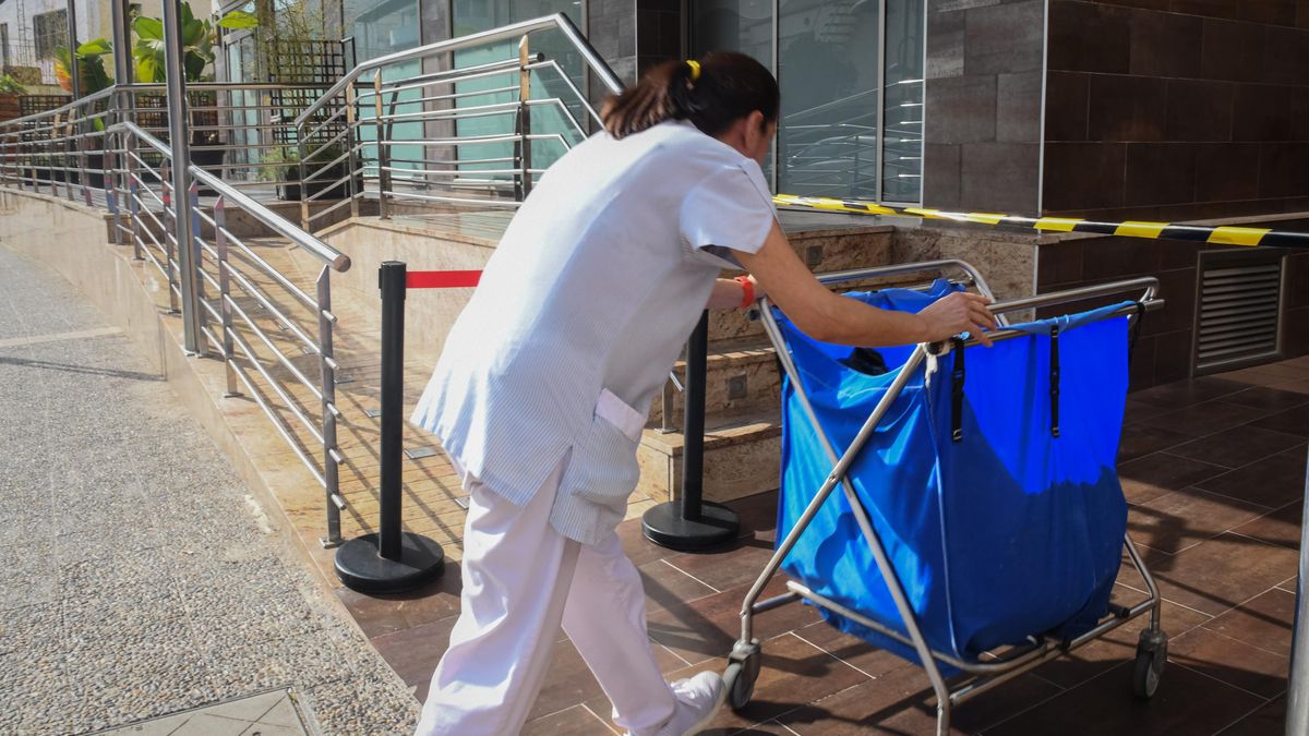 Una treballadora de neteja a l'hotel.