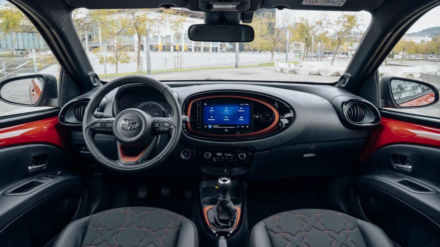 Habitáculo del Toyota Aygo X Cross.