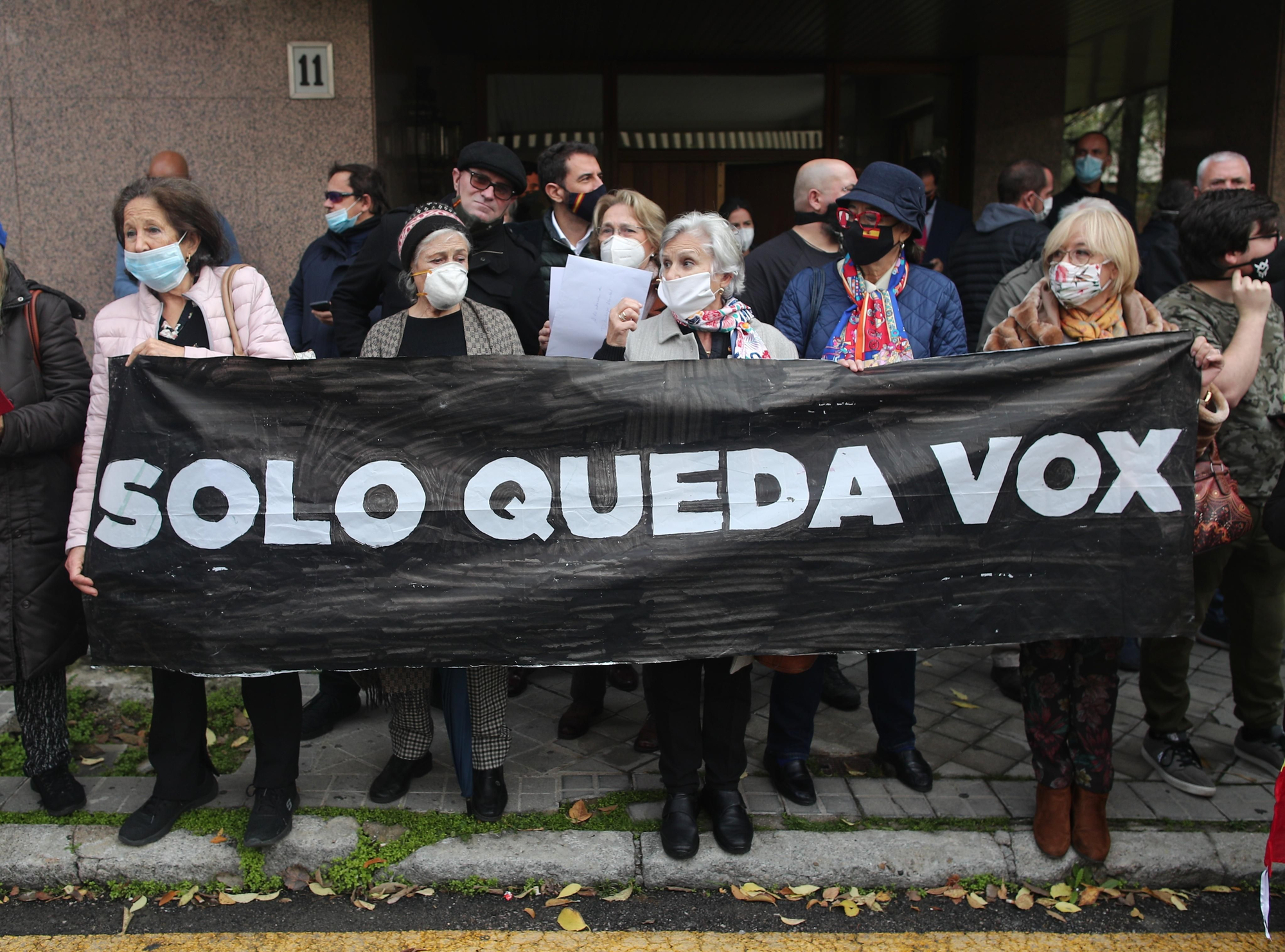 Partidarios de Vox ante el Tribunal Constitucional en noviembre de 2020 acompañan a dirigentes del partido a presentar un recurso.