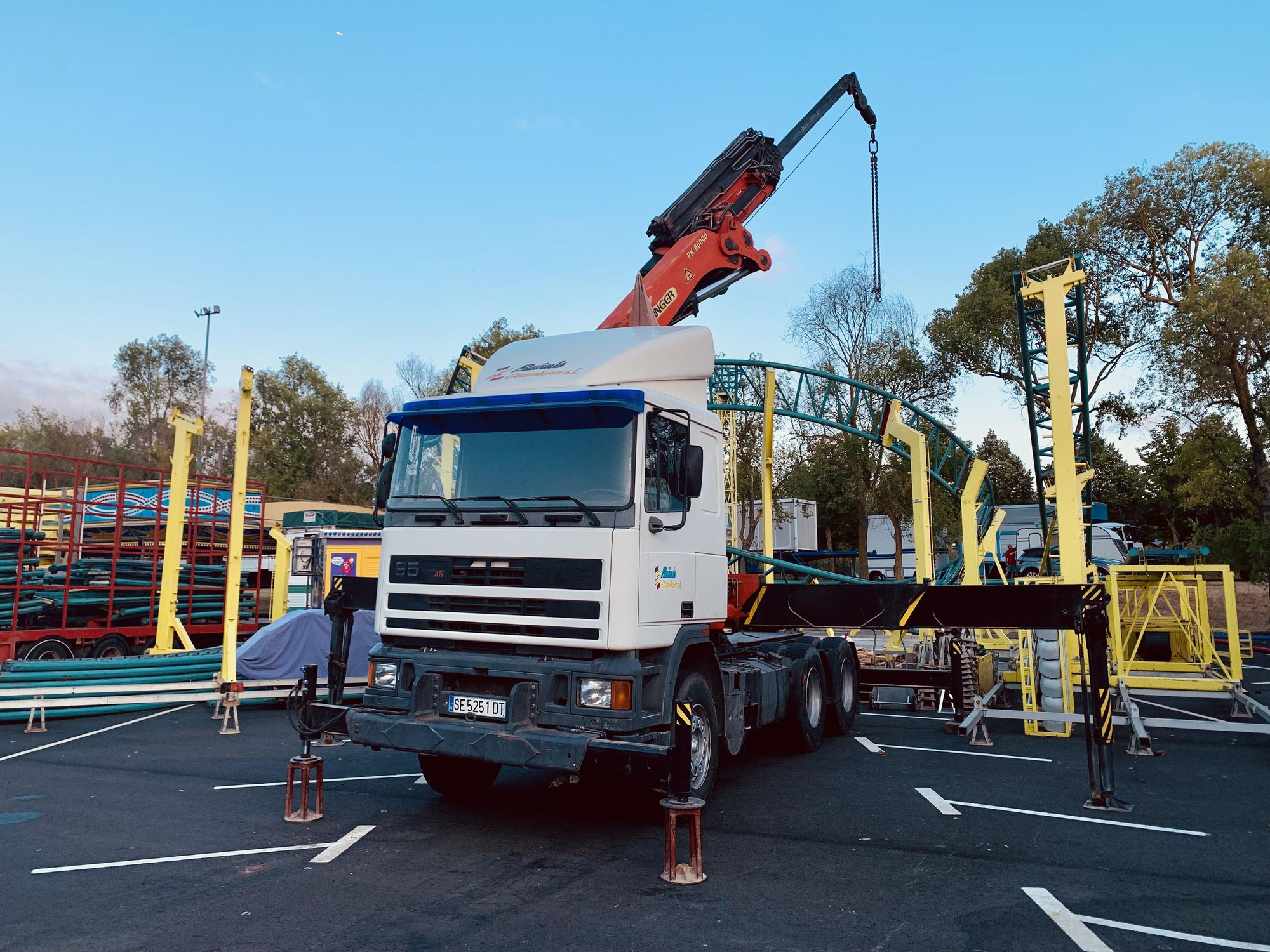 Montaje de una montaña rusa procedente de Sevilla