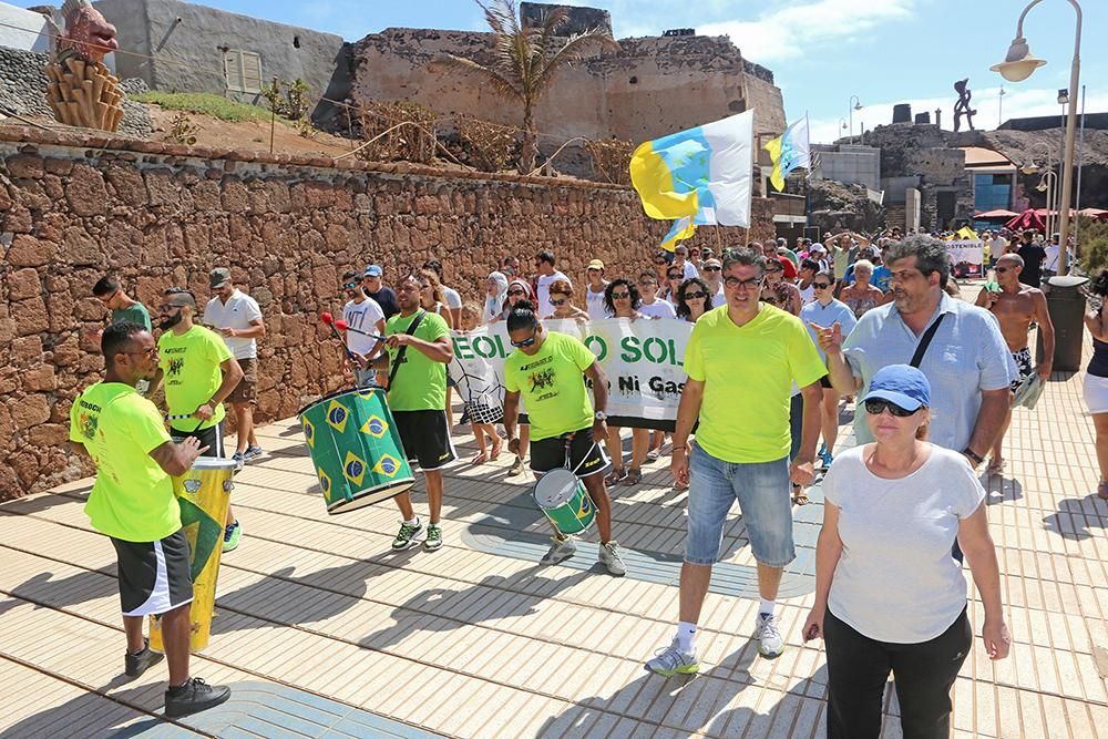 Manifestación convocada por la Coordinadora Canaria contra las Regasificadoras, en Agüimes. (Foto: Aljandro Ramos).