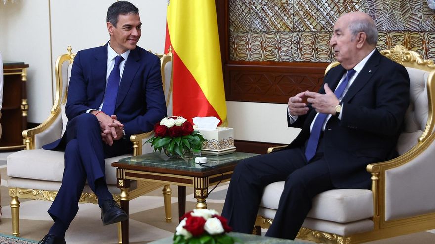 Sánchez y el presidente argelino, este lunes, en Argel.