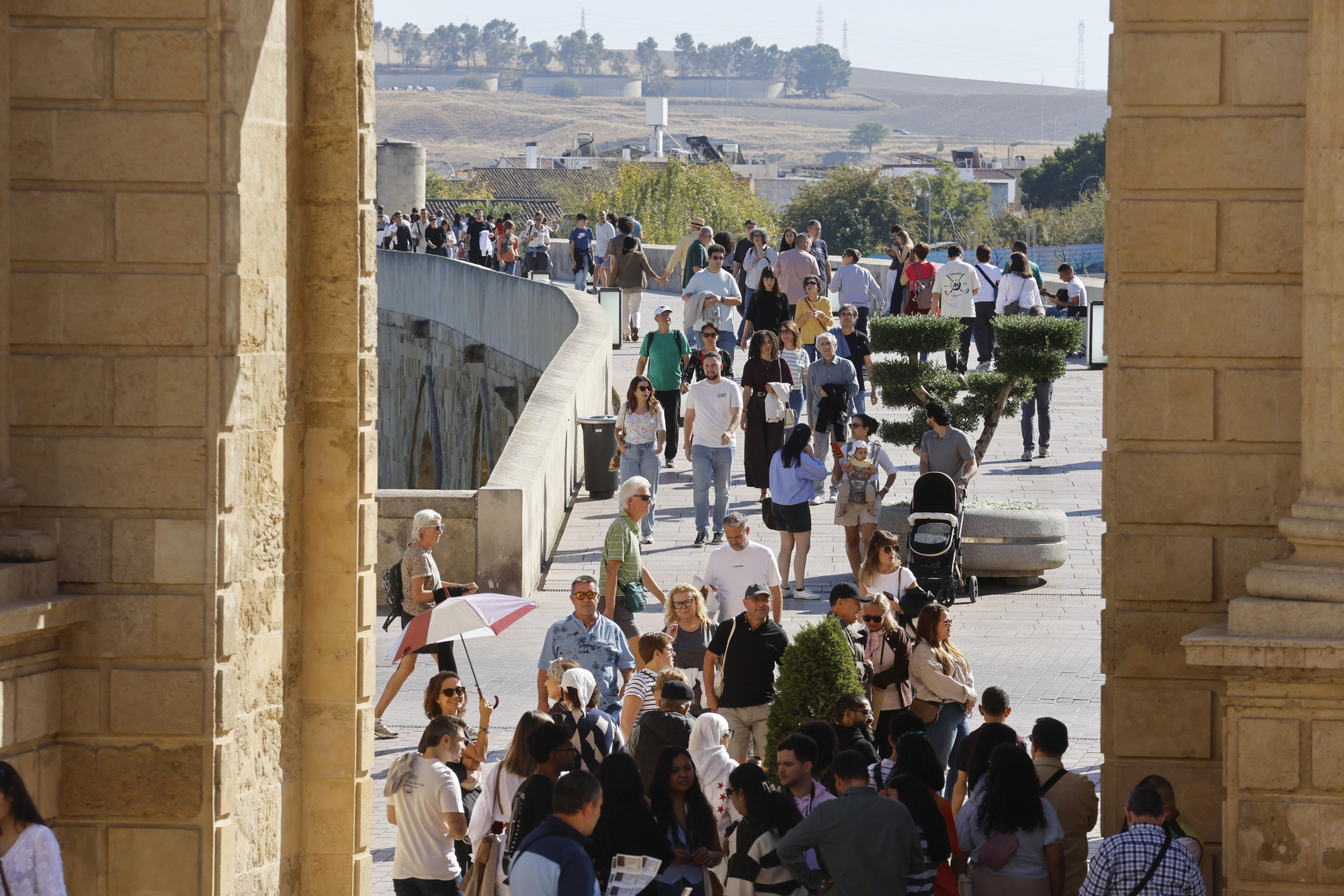 Turistas en el puente de los Santos en Córdoba sin trenes con Madrid
