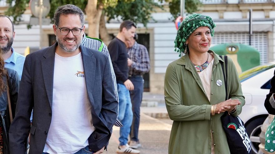 El candidato de Adelante Andalucía, José Ignacio García, acompañado de su equipo y Teresa Rodríguez.