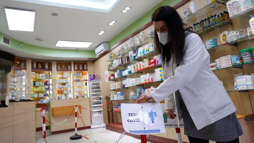 La farmacéutica Noelia Tejedor habla sobre el nuevo protocolo por el cual farmacias y clínicas dentales de la Comunidad de Madrid podrán hacer test rápidos de antígenos a partir de este lunes, en una farmacia en Madrid. EFE/ Mariscal