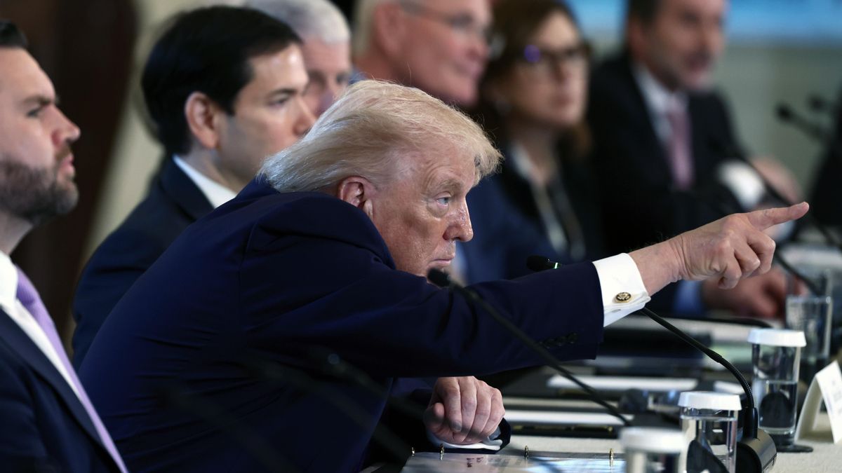 El presidente de Estados Unidos, Donald Trump, durante una reunión con ejecutivos de petróleo y gas en la Sala Este de la Casa Blanca.