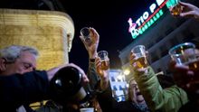 Los manifestantes celebran la exhumación de Franco en la Puerta del Sol brindando con cava.