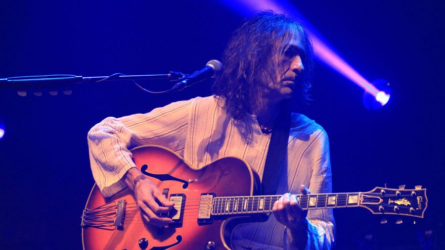 Robe Iniesta, durante un concierto