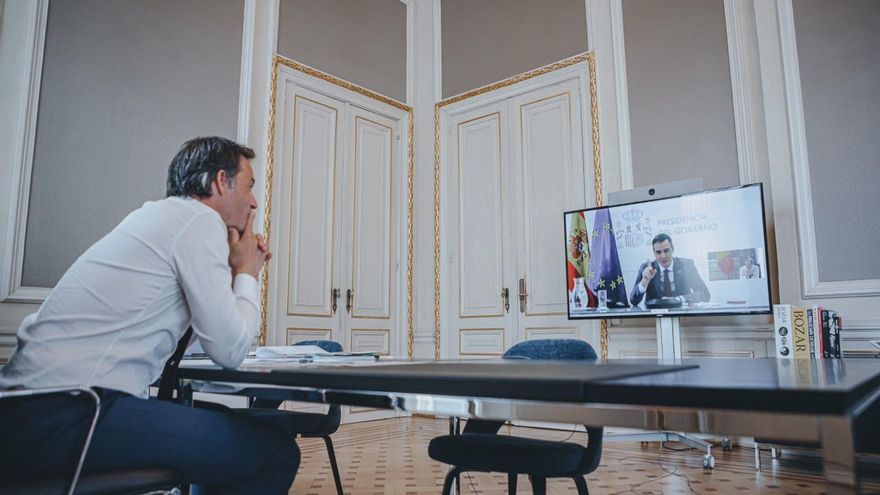 El presidente del Gobierno, Pedro Sánchez, y el primer ministro de Bélgica, Alexander De Croo, en un encuentro virtual.