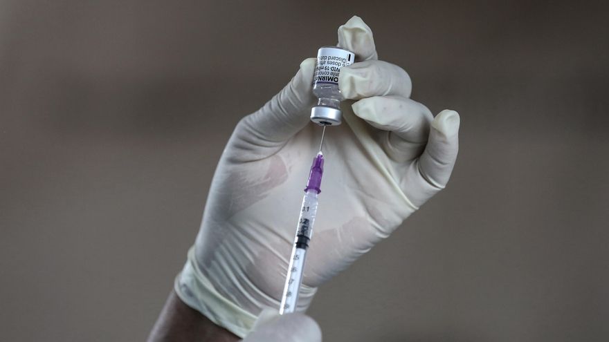 Vista de una vacuna de Pfizer- BioNTech contra la covid-19, en una fotografía de archivo. EFE/Chamila Karunarathne