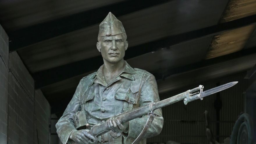 Expertos en paisajismo y patrimonio, sobre la estatua del legionario en la Plaza de Oriente: "Que la manden a un cuartel"
