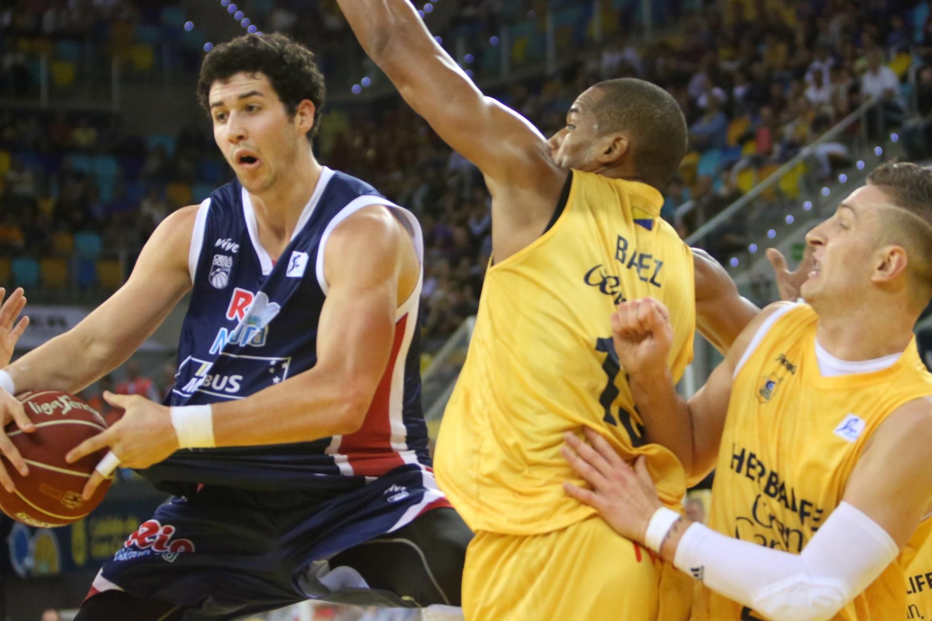 Encuentro entre el Herbalife Gran Canaria y Rio Natura Monbus Obradoiro en el Gran Canaria Arena.