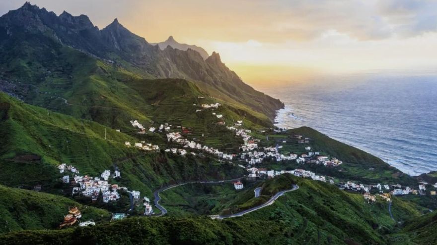 Rodeado de acantilados y playas de arena negra, este pueblo tinerfeño alberga uno de los bosques más antiguos de Europa