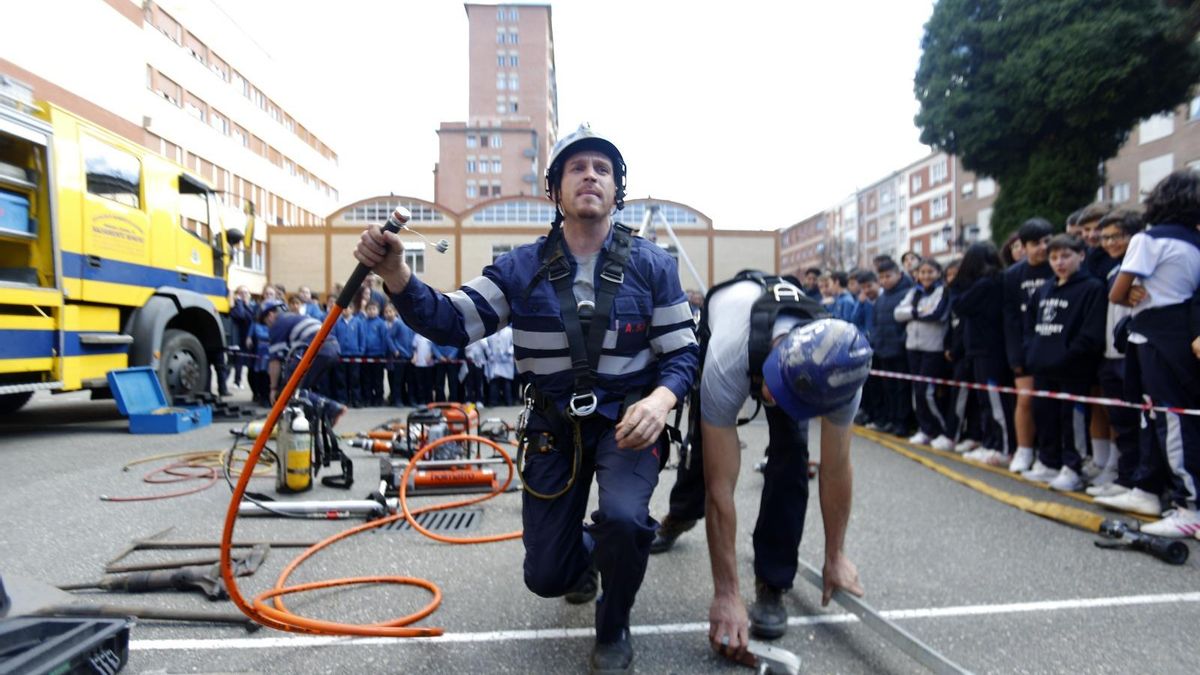 Los miembros de la Brigada Minera muestras a los alumnos y alumnas de un cole de Oviedo en qué consiste tu trabajo.