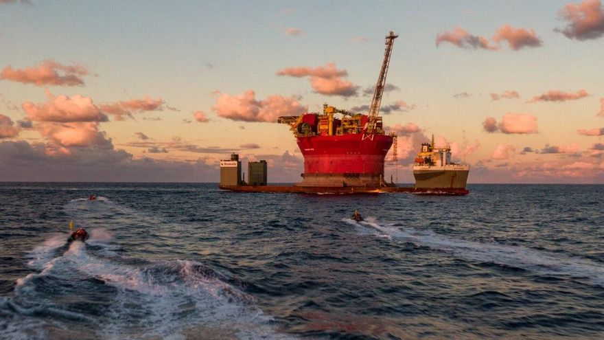 Activistas de Greenpeace se suben a una plataforma petrolífera al norte de Canarias con el mensaje “Dejad de perforar. Pagad los daños”