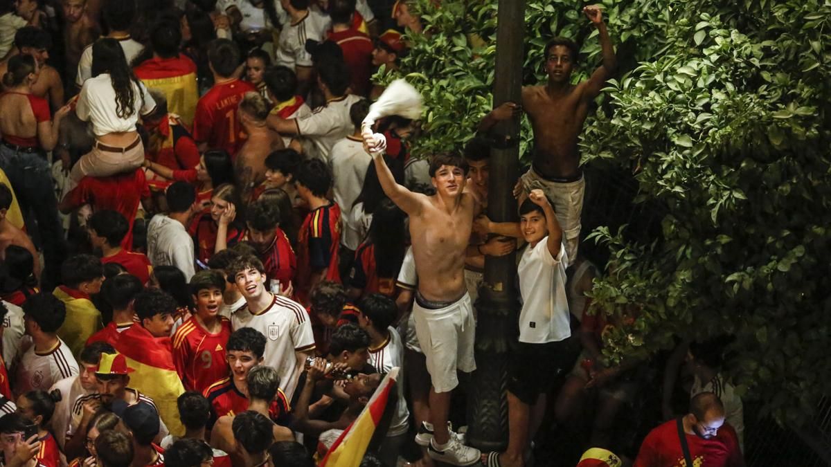 La celebración de los cordobeses en Las Tendillas tras el triunfo de España, en imágenes