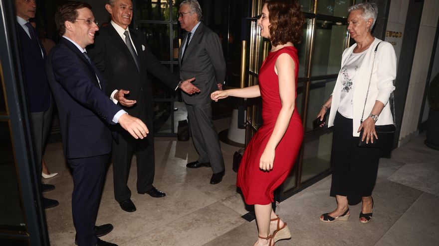 (I-D) El alcalde de Madrid, José Luis Martínez Almeida; el presidente de Europa Press, Asís Martín de Cabiedes; y la presidenta de la Comunidad de Madrid, Isabel Díaz Ayuso, a su llegada a un Desayuno Informativo de Europa Press, en el Hotel Villa Magna,