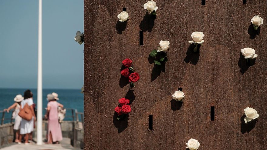 Ofrenda floral en La Puntilla por el 13º aniversario de la tragedia del vuelo JK5022