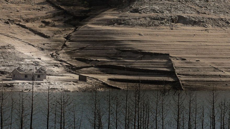 Las marcas del agua quedan a la vista.