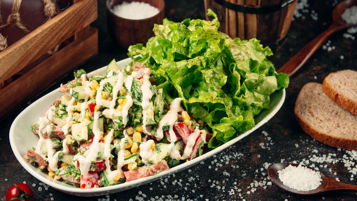 Ensalada con aderezo tzatziki