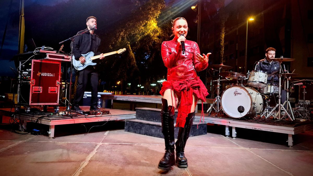 Abril omple l’escenari, s’hi passeja amb gràcia i connecta amb el públic des del primer moment.