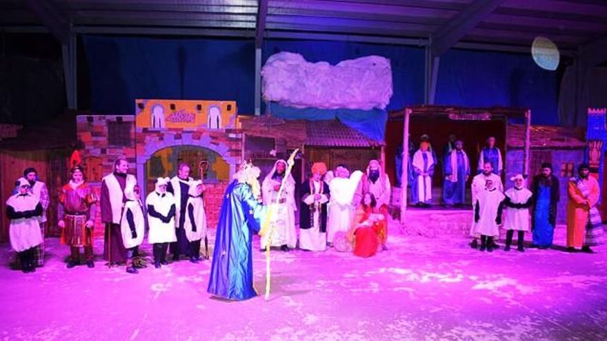 Un momento de la actuación del Belén Viviente Musical, repleta de personajes.