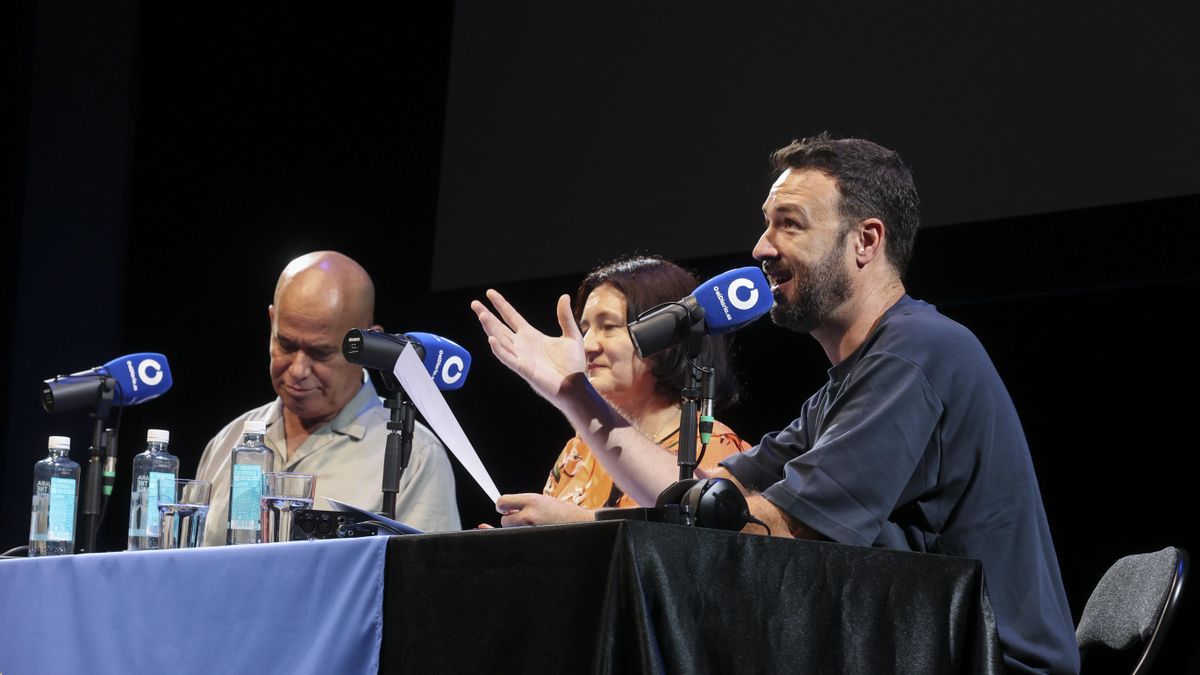 La sorpresa del día fue la presencia de Oksana Horin y Kayed Hammad, dos voces conocidas por la comunidad de oyentes de Un tema Al día, junto a Juanlu Sánchez.
