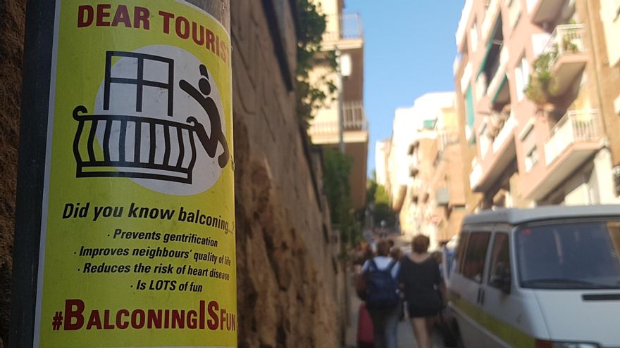 Cartel en Palma que invita a los turistas a practicar 'balconing'.