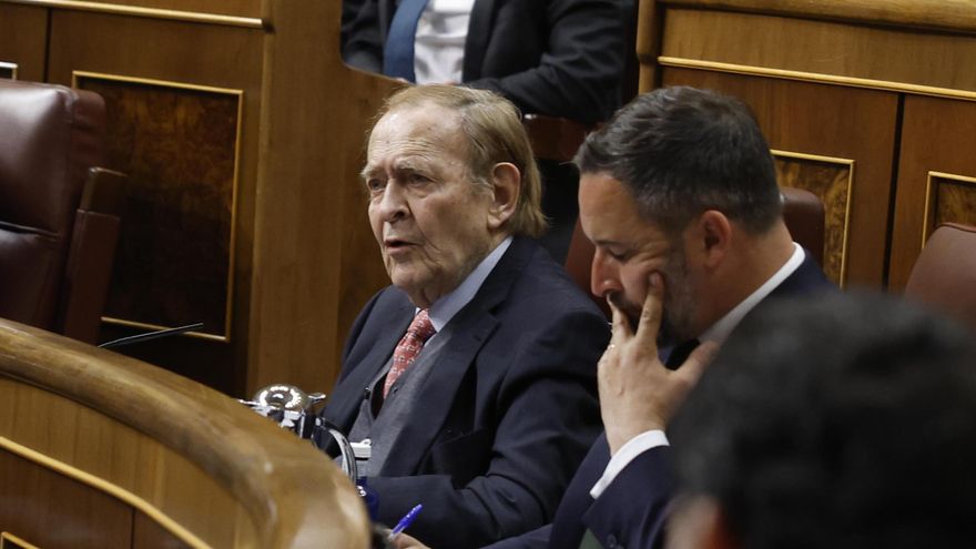 El profesor Ramón Tamames, junto al líder de Vox, Santiago Abascal (d), durante el debate de la moción de censura de VOX contra el presidente del Gobierno.