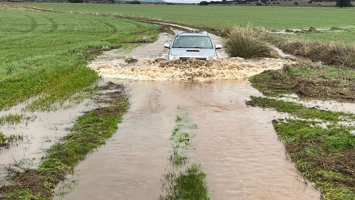 Vehículo atrapado en una finca en Malagón