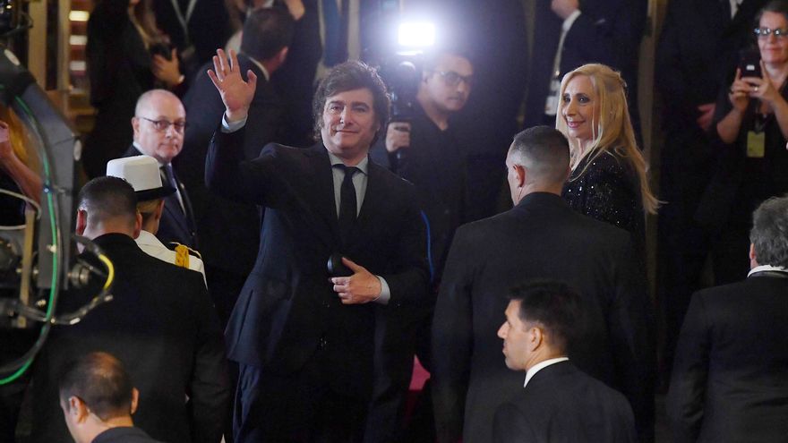 Acompañado de su hermana Karina, Javier Milei participó de la gala presidencial en el Teatro Colón