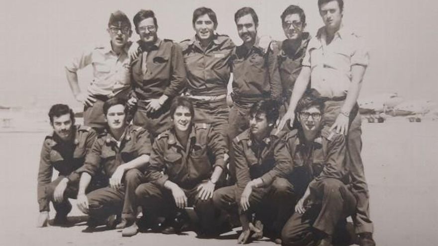 Grupo de la primera promoción de la ITE de La Virgen del Camino, en la base canaria de Gando.