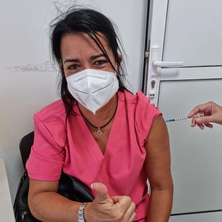 Veterinaria canaria recibiendo su primera dosis frente a la COVID-19