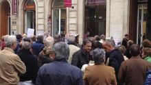 Concentración de afectados por las subordinadas frente a la Caja Laboral, en Vitoria.