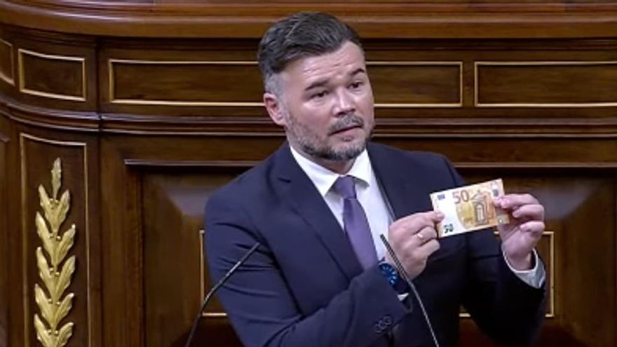 Gabriel Rufián muestra un billete de 50 euros a los diputados de Junts.
