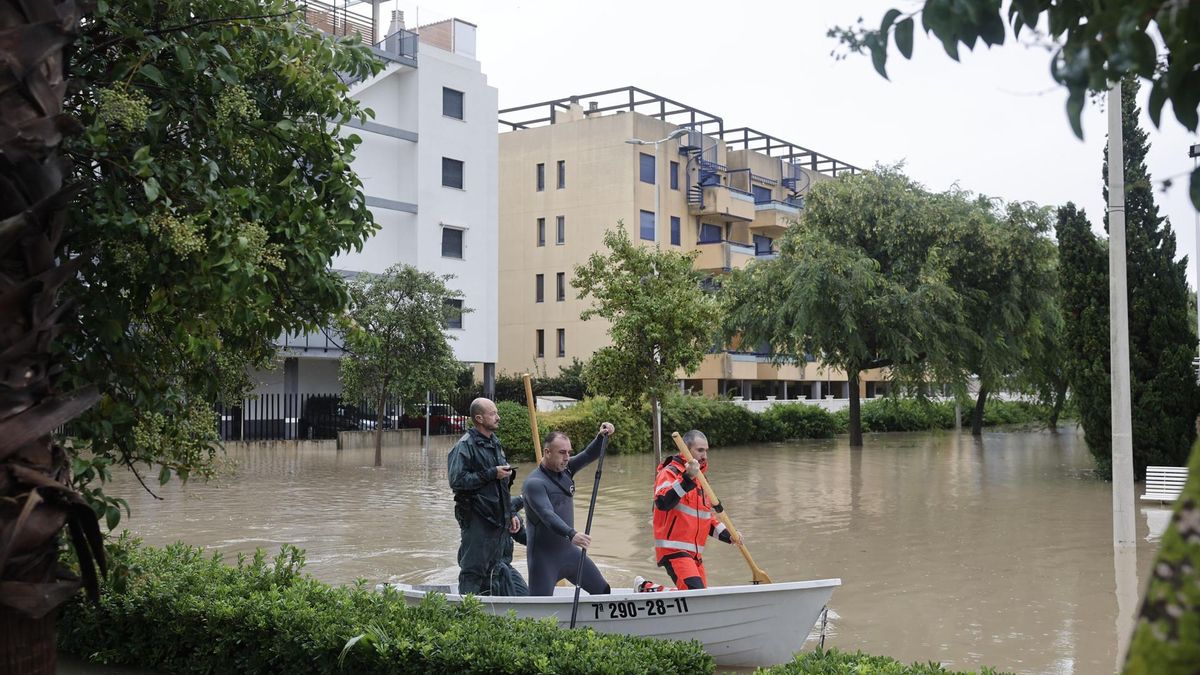Efectivos de Emergencias en barca en Guardamar de la Safor este lunes.
