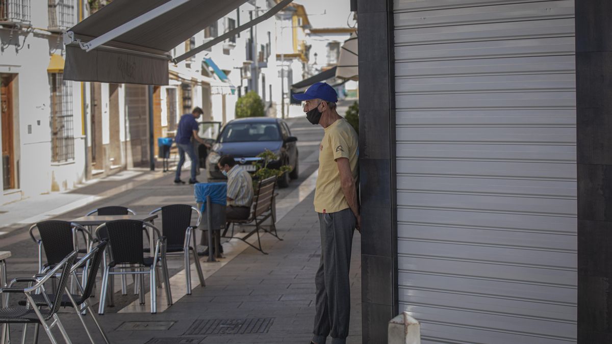 Un vecino de Casariche en la puerta de un bar cerrado en la segunda jornada de confinamiento
