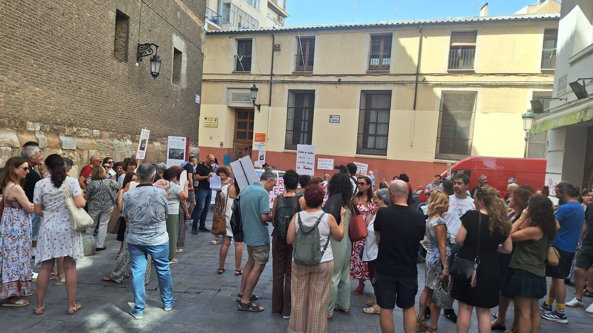 Protesta de alumnos y profesores reclamando que la escuela de adultos vuelva a su sede
