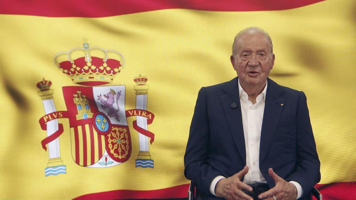 El Juan Carlos I ha difundido este lunes un vídeo en el que se dirige a los jóvenes para pedirles que apoyen a su hijo, el rey Felipe VI. En el breve vídeo, que desde esta mañana circula por las redes sociales y que puede reproducirse desde la plataforma Youtube, el rey emérito aparece solo, sentado en una silla, con una gran bandera nacional ondeando detrás de él y sin ninguna mención al momento ni el lugar en el que fue grabado. EFE/Youtube -SOLO USO EDITORIAL/SOLO DISPONIBLE PARA ILUSTRAR LA NOTICIA QUE ACOMPAÑA (CRÉDITO OBLIGATORIO)-