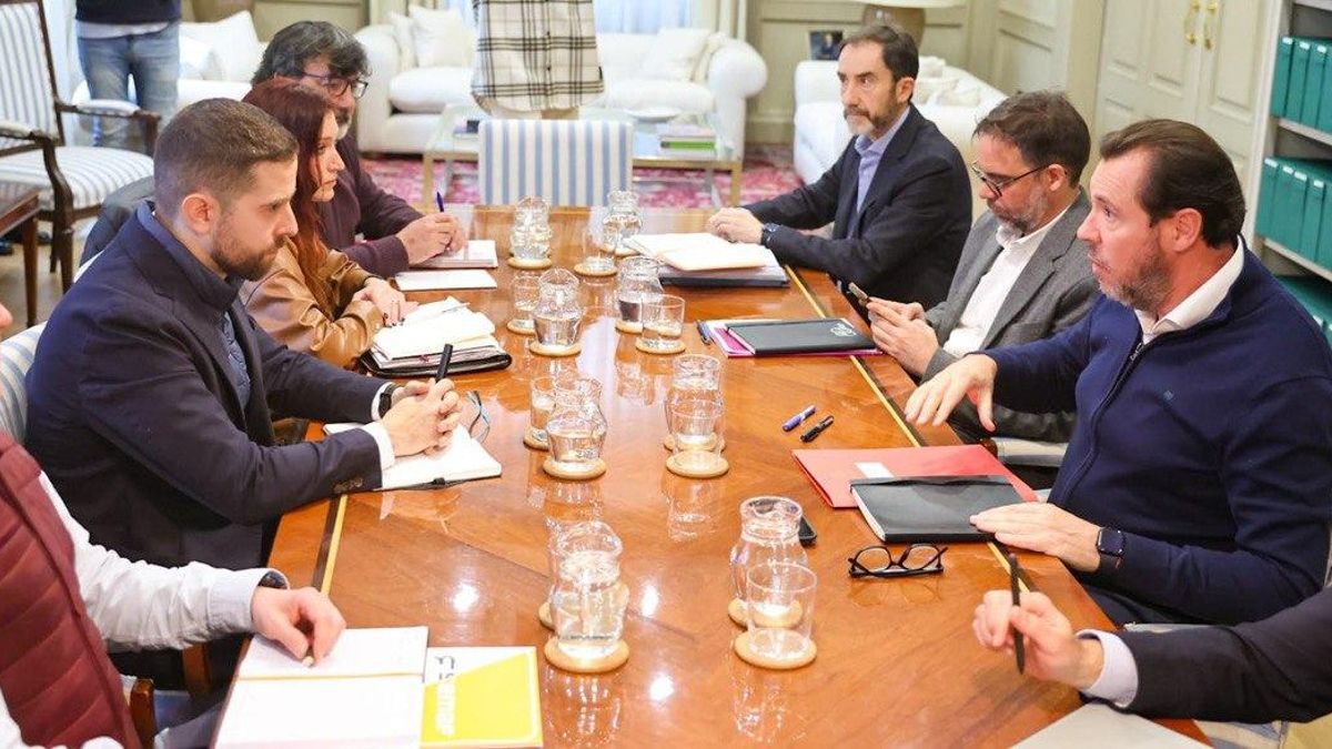 Reunión entre el Ministerio de Transportes y los representantes sindicales de Adif y Renfe.