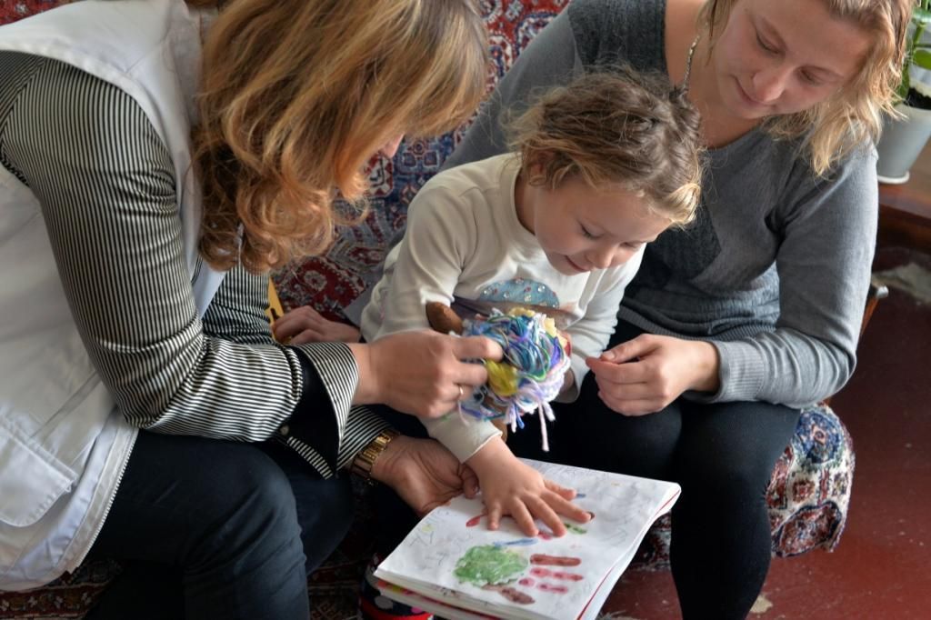 Desde agosto, los equipos de MSF han proporcionado 750 consultas individuales y 60 consultas en grupo a las personas afectadas por el conflicto. Svetlana resultó herida y su marido murió cuando un proyectil cayó junto a su patio en Debaltsevo el 3 de septiembre. Durante los últimos dos meses ha estado viviendo con su hija de 5 años en el Hospital Civil Svitlodarsk."Tengo demasiado miedo como para volver a Debaltsevo. ¿Dónde iría? Todavía hay bombardeos. Si tuviera algo de dinero me marcharía de aquí". Fotografía: Julie Rémy / MSF